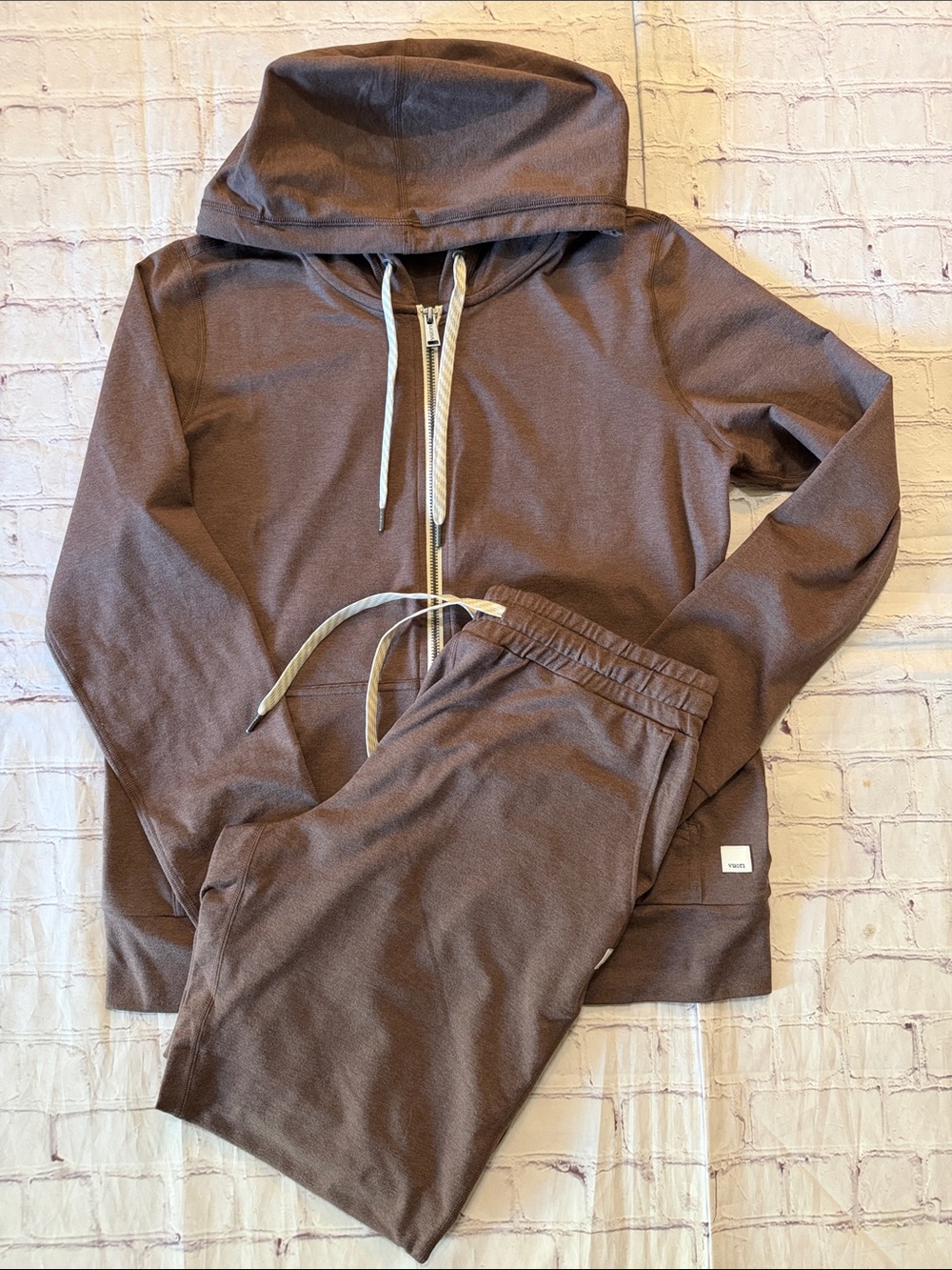 Vuori Halo Performance Hoodie and Jogger Set Size Small Brown